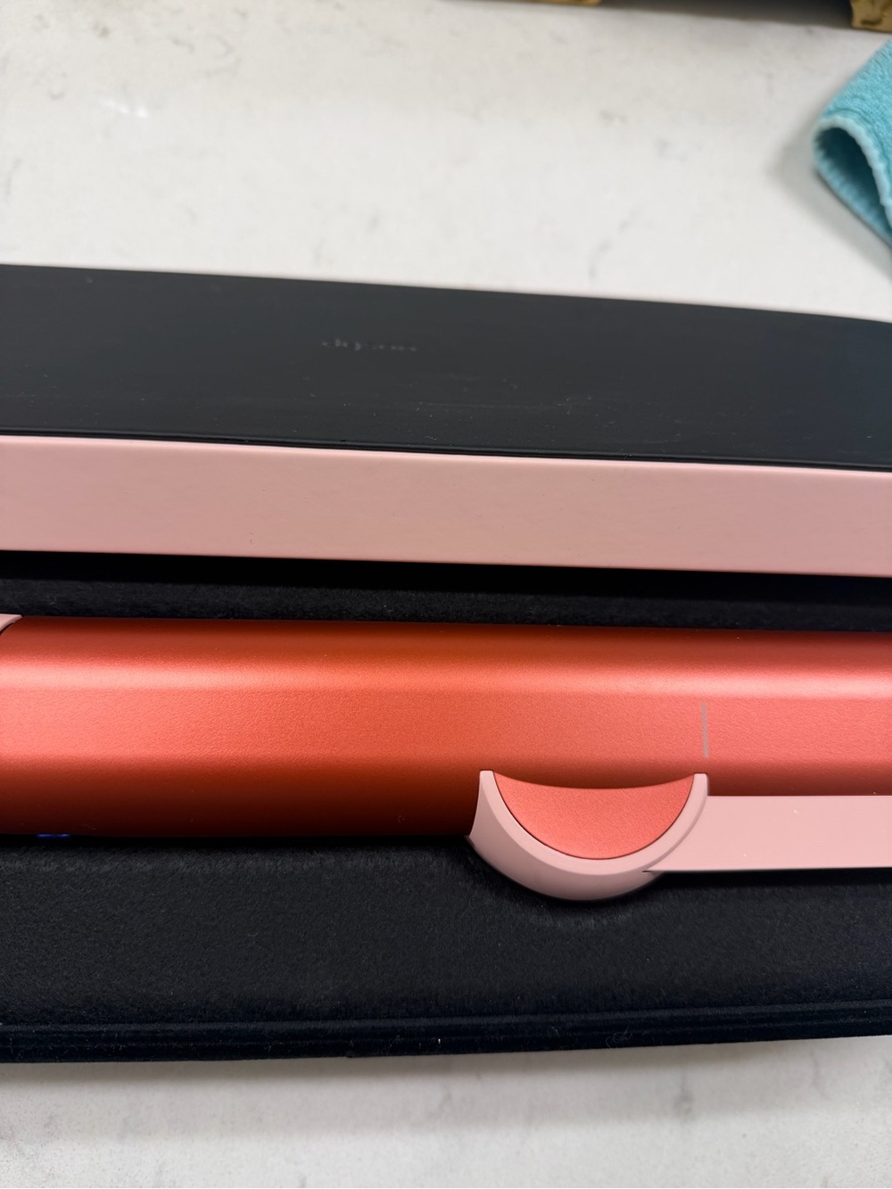 Dyson airstrait with travel box